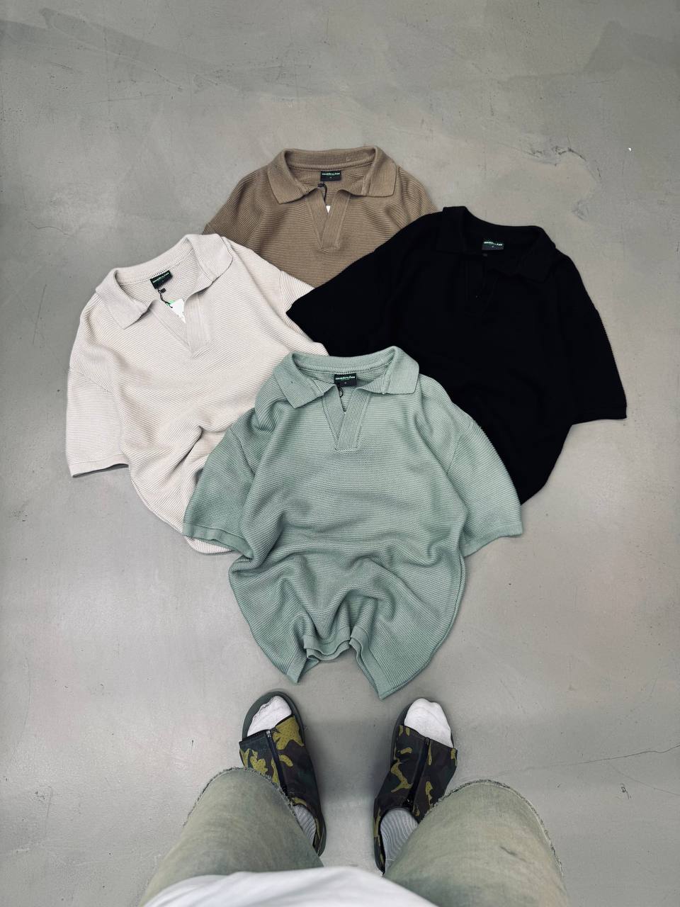 ESSENTIAL WOOL V-NECK TEE